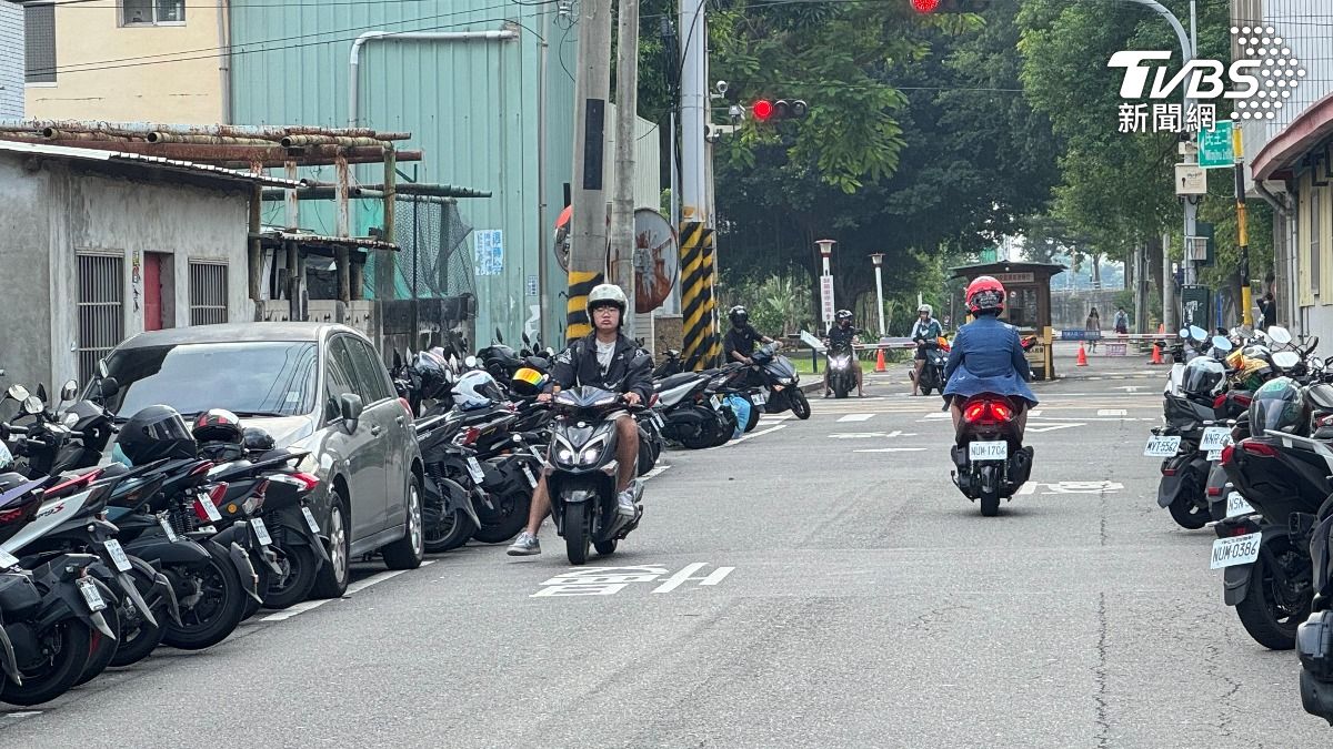 停車場無法用，虎科學生停住家旁，居民不滿。(圖／TVBS)