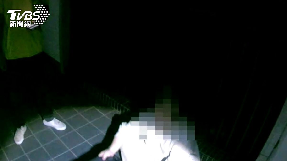 女子被逮捕後，聲稱自己是該學校前教職員。（圖／TVBS）