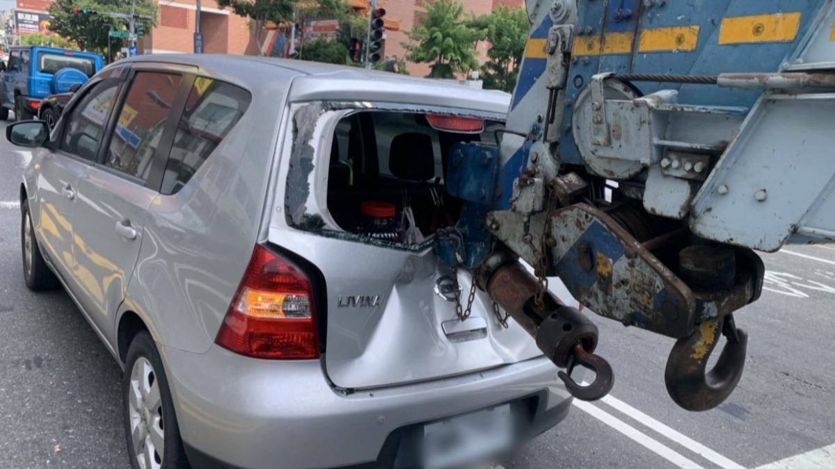 吊車司機講手機釀禍，12噸車臂「刺破車窗」插入休旅車。(圖／民眾提供)