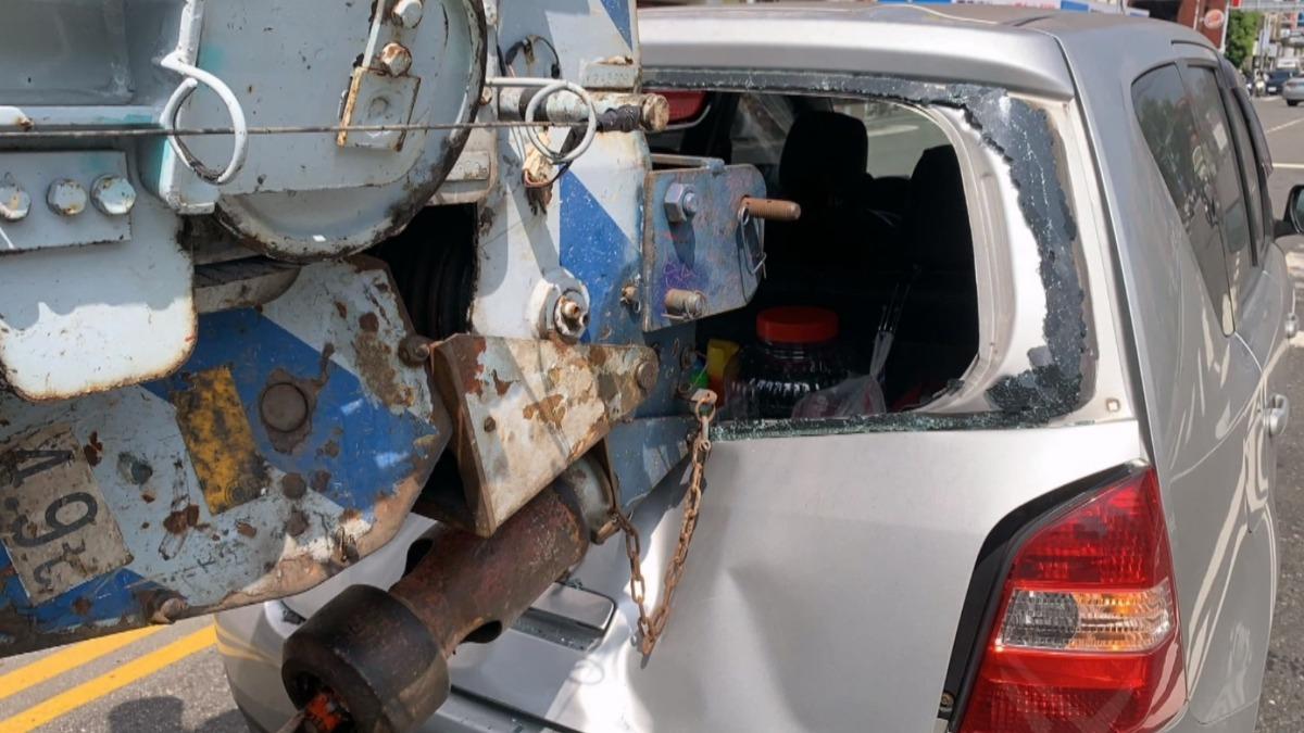 由於吊車剛起步便緊急煞車，加上車窗相對較小，吊臂才沒有插入太深。(圖／民眾提供)