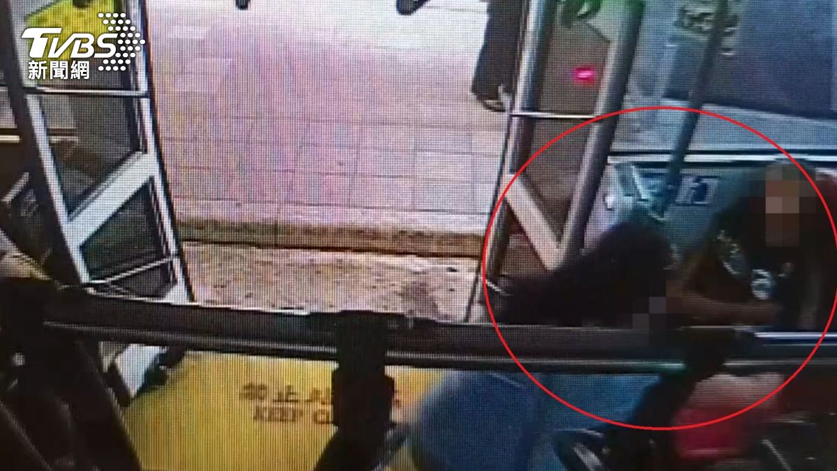 基隆公車全武行!婦暴怒「拖鞋狂K老翁」 疑竊盜通緝犯