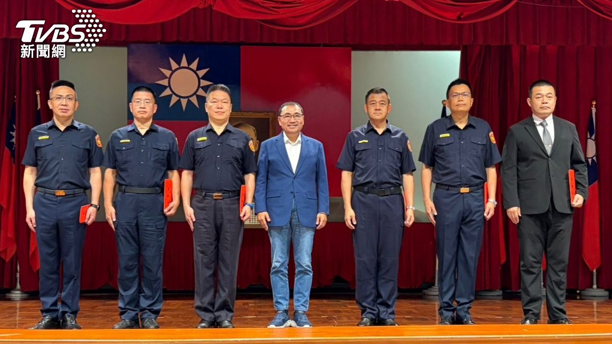 新北市長侯友宜公開表揚打詐、緝毒、掃黑績優分局。(圖/TVBS)