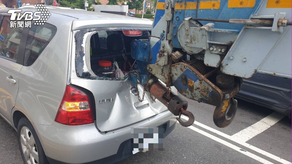 邊開邊講電話!吊車吊臂「插進前車」 後擋玻璃全碎畫面曝