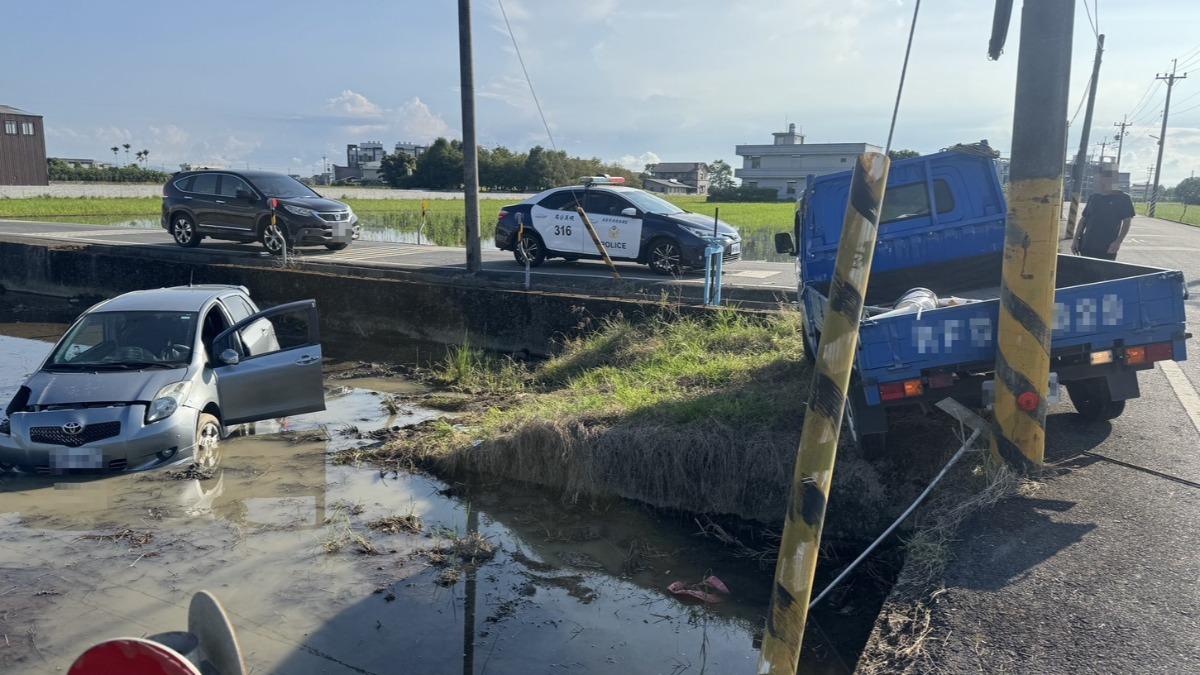 又現田中日常 礁溪對撞車禍 自小客衝出路面卡稻田兩傷
