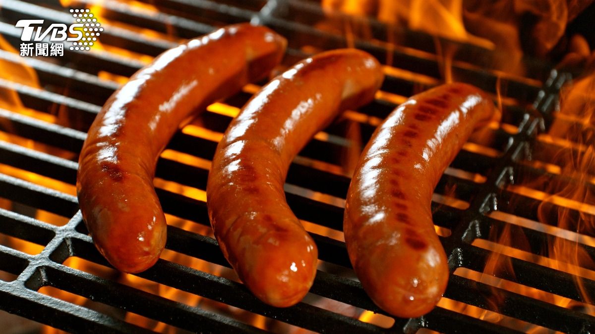 危險食物如香腸或其他油炸食物應盡量少碰。（示意圖／shutterstock達志影像）