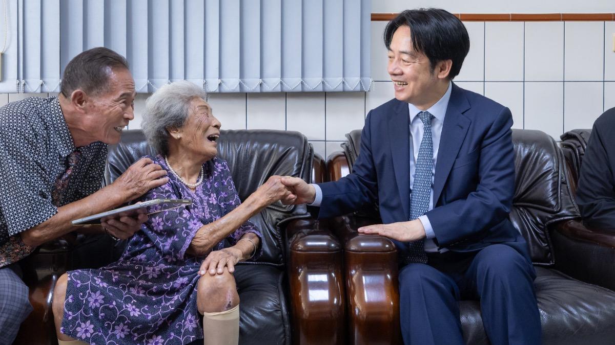 賴清德14日上午前往台中探望百歲人瑞洪李英嬌女士。（圖／總統府提供）