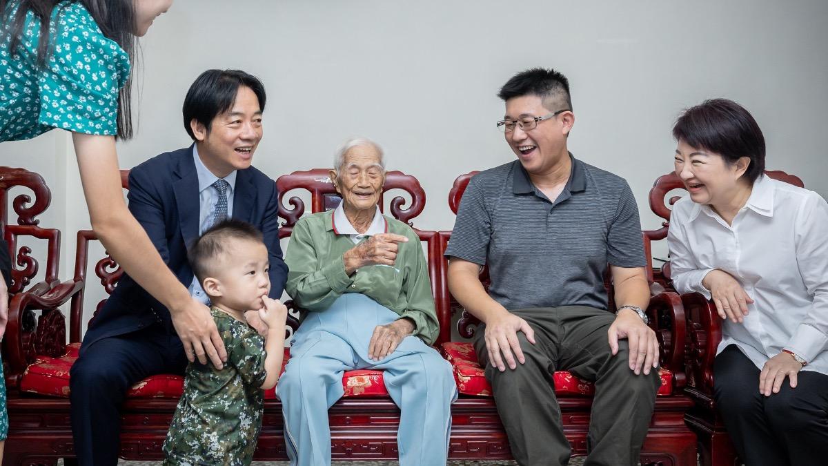 賴清德與台中市長盧秀燕一同探視陳活森阿公。（圖／總統府提供）