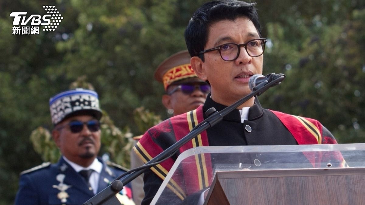 馬達加斯加總統拉喬利納(Andry Rajoelina)在法國的協助下已搭乘軍機逃離國家,目前下落不明。(圖/達志影像美聯社)