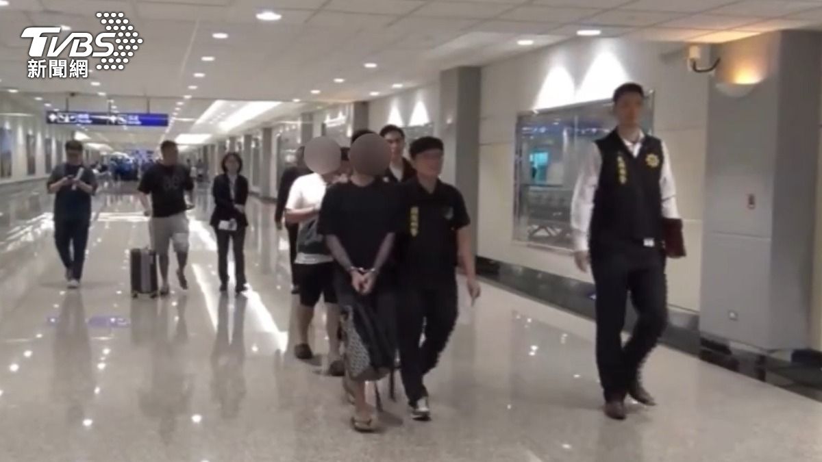 人蛇集團范姓幹部遭押解回台。(圖/TVBS)