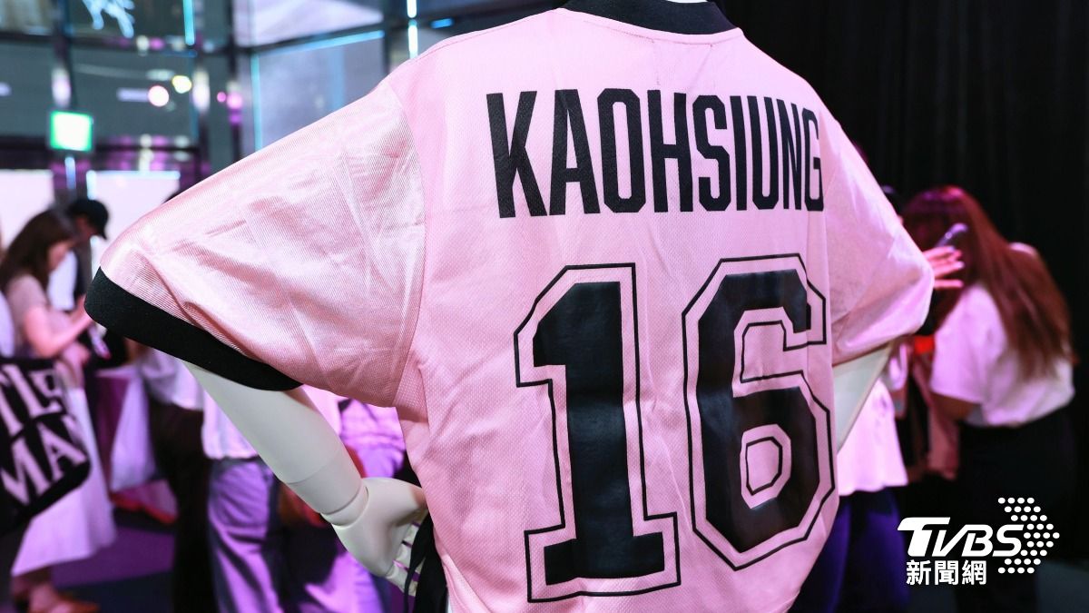 運動風上衣背後印有高雄與BLACKPINK出道年份的「16」。(圖/趙世平攝)