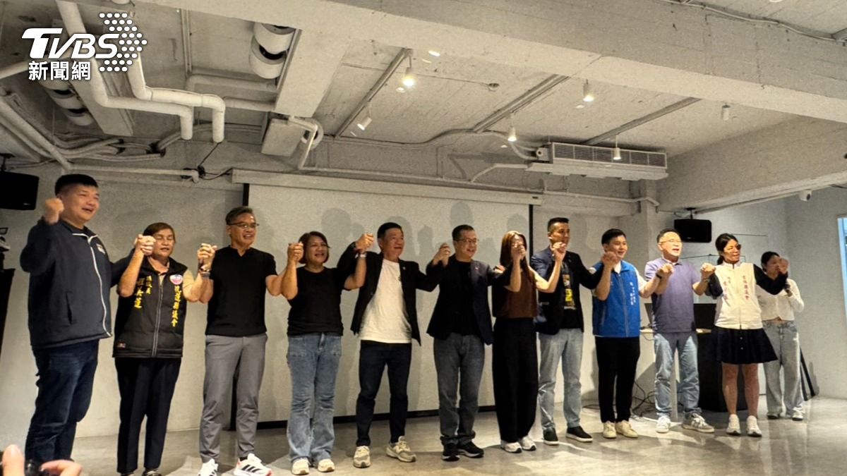 10議員力挺國民黨主席候選人羅智強（左六）。（圖／陳怡潔攝）