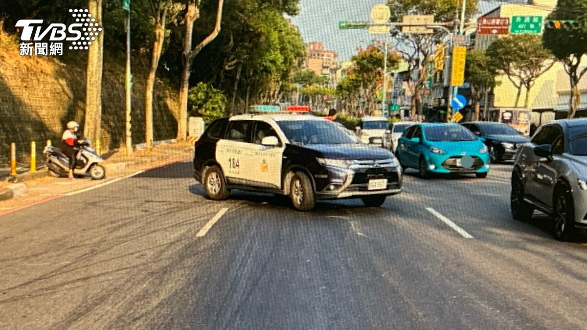 桃園驚見油漬陷阱!回收油外洩逾百米 3機車連環摔1人骨折