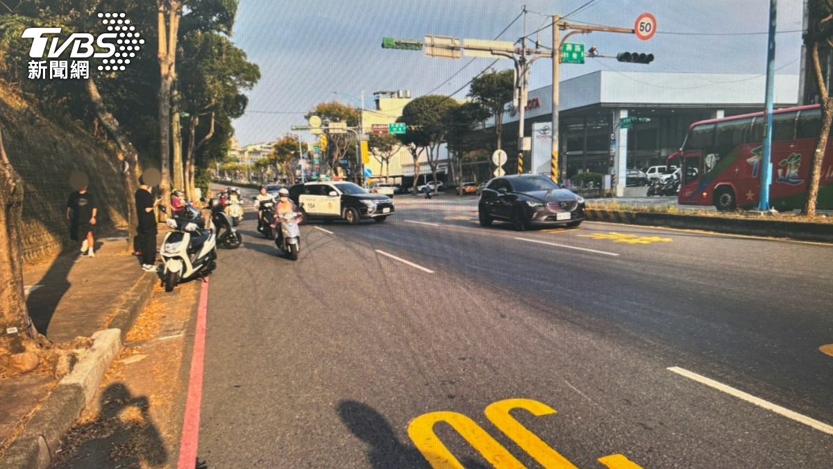 桃園一輛大貨車沿途漏油超過百公尺,導致後方3輛機車滑倒。(圖/TVBS)