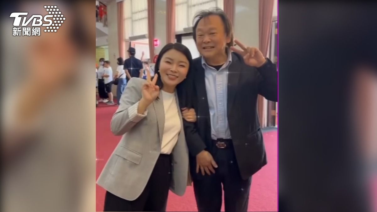 國民黨立委張嘉郡主動跟民進黨立委王世堅合照。（圖／TVBS）