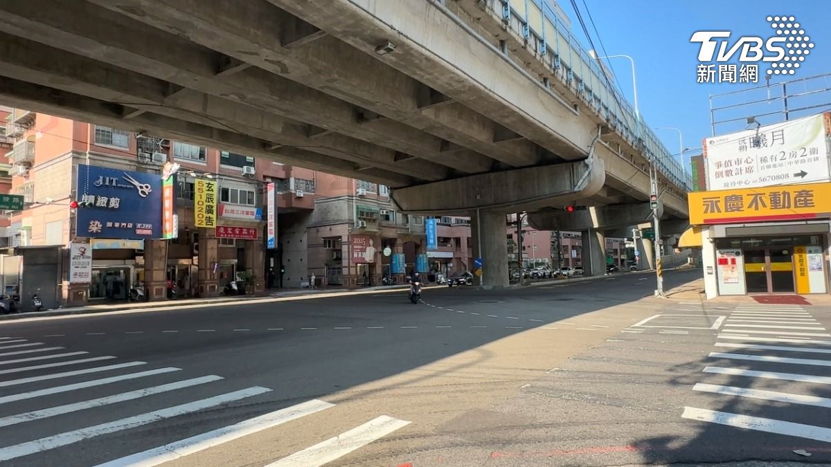 沒行穿線照過,民眾直呼危險。(圖/TVBS)