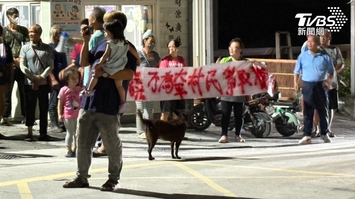 質疑善款發放標準不一,太平村民抗議 (圖/TVBS)