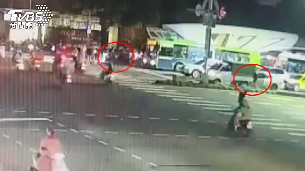 員警巡邏任務時，發現一輛銀色轎車的車牌有問題，立即上前攔查。(圖／民眾提供)