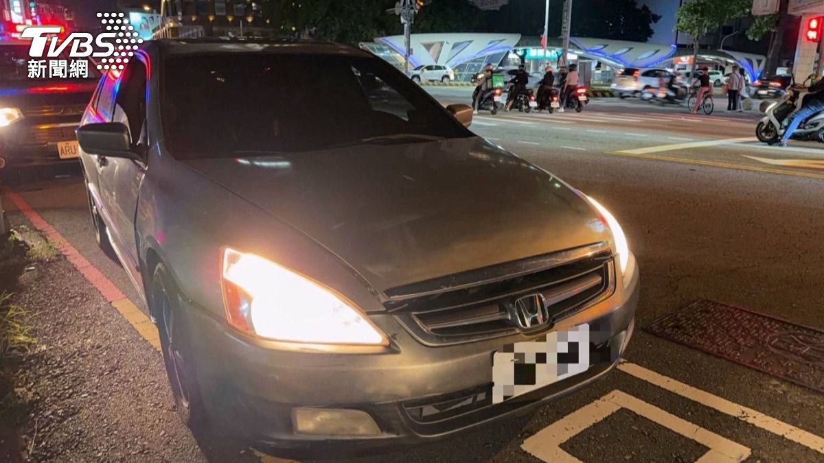 車上的駕駛與乘客竟將車輛丟在快車道上，兩人下車狂奔逃離現場。(圖／民眾提供)