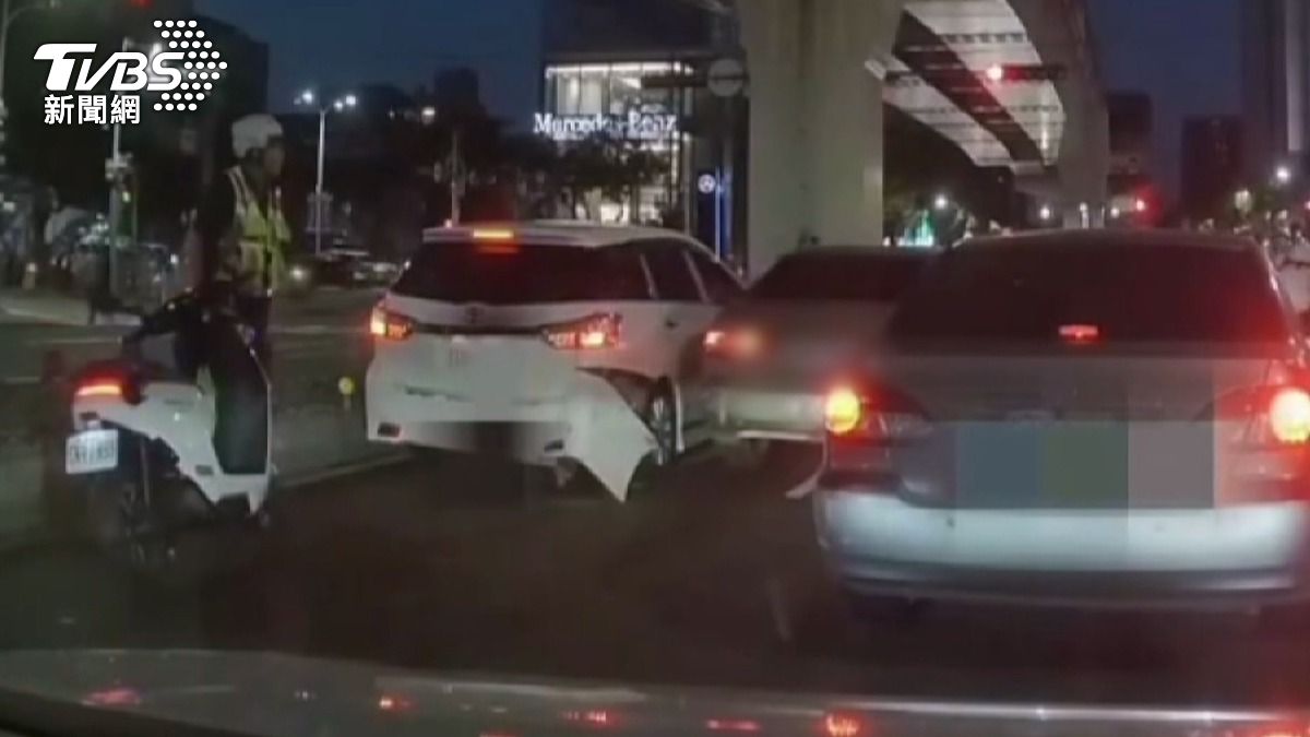 駕駛與乘客隨即棄車逃逸，竟直接將車輛丟在快車道上。(圖／民眾提供)