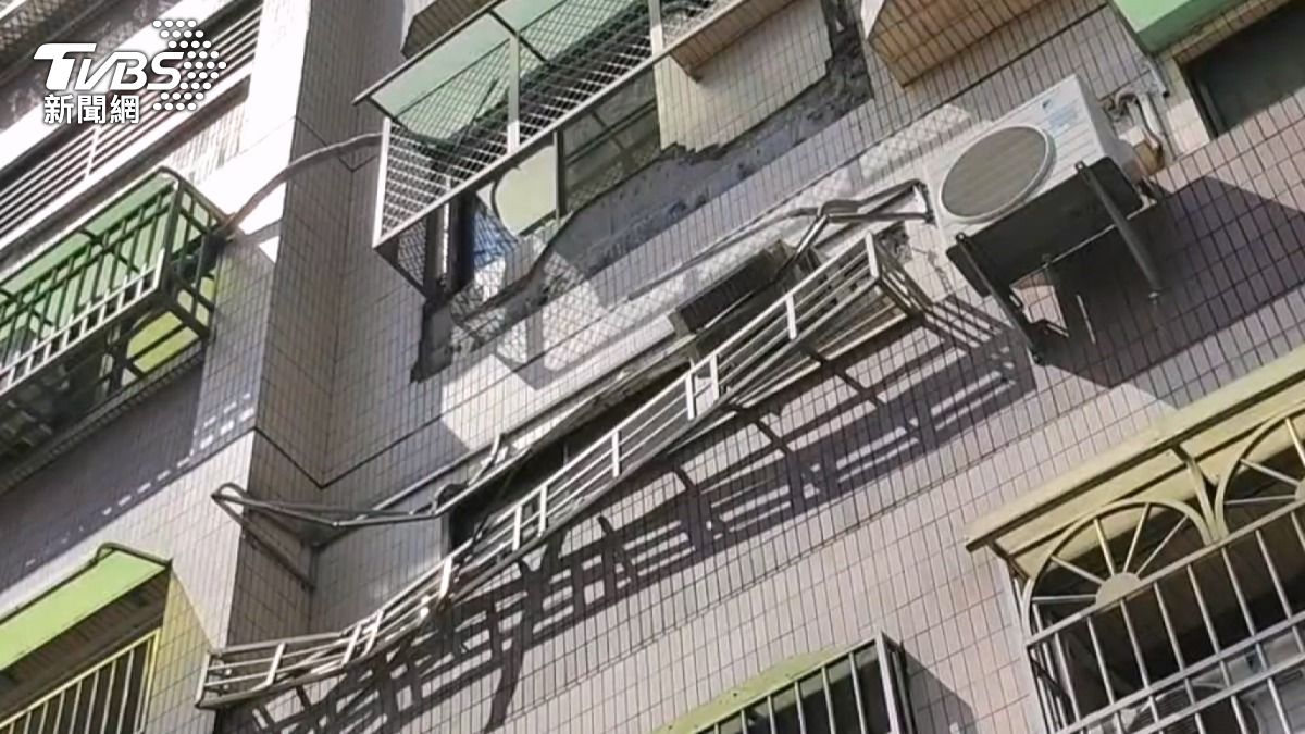 花台掉落時先砸中了樓下的鐵窗,導致鐵窗整個被砸凹 。(圖/TVBS)