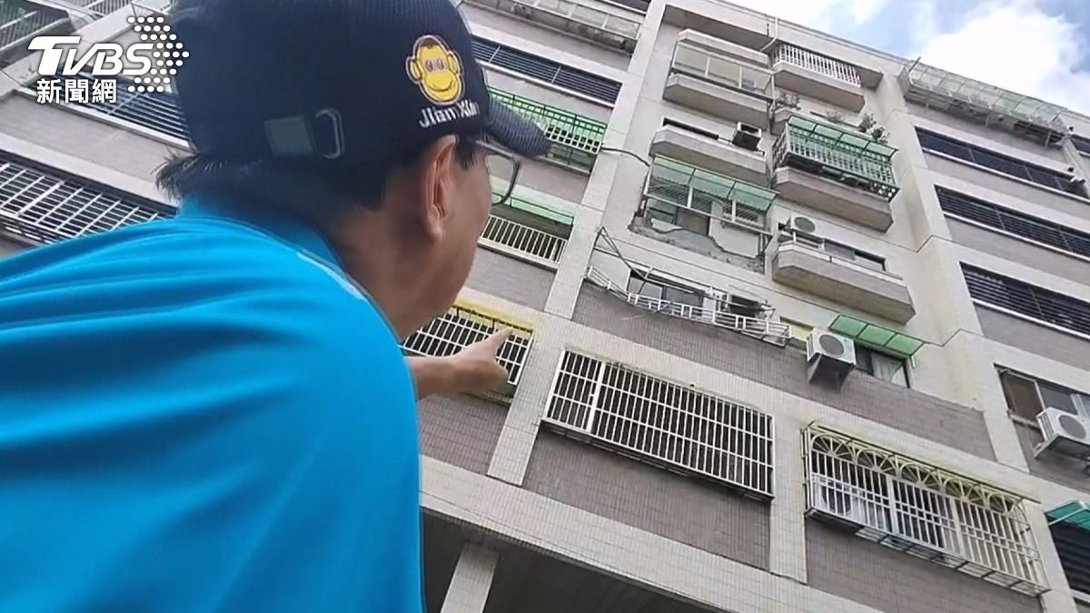 一輛黑色轎車剛好通過,另一輛銀色轎車上人員正準備離開,親眼目睹了這一驚險一幕 。(圖/TVBS)