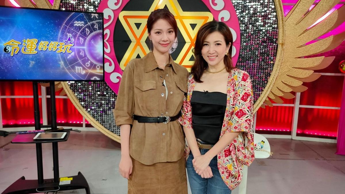 陳曉華(左)和廖家儀暢談選美經驗。(圖/JET綜合台提供)