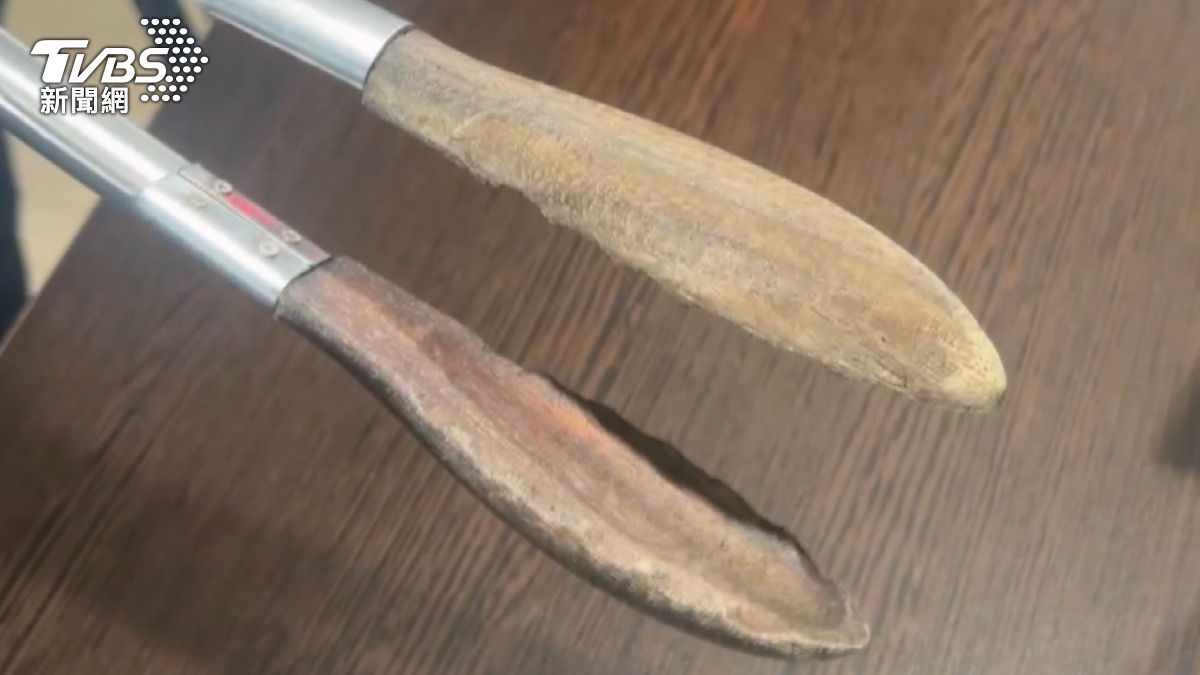 怎掉進去的？麻辣乾鍋有「大木頭」　店家：木夾脫落