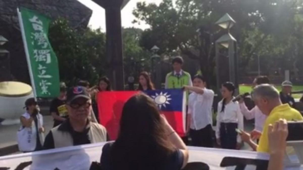 陳妙婷於2015年2月28日下午2時28分在228公園開「十月淪陷 反殖焚旗」記者會。（圖／陳妙婷臉書）