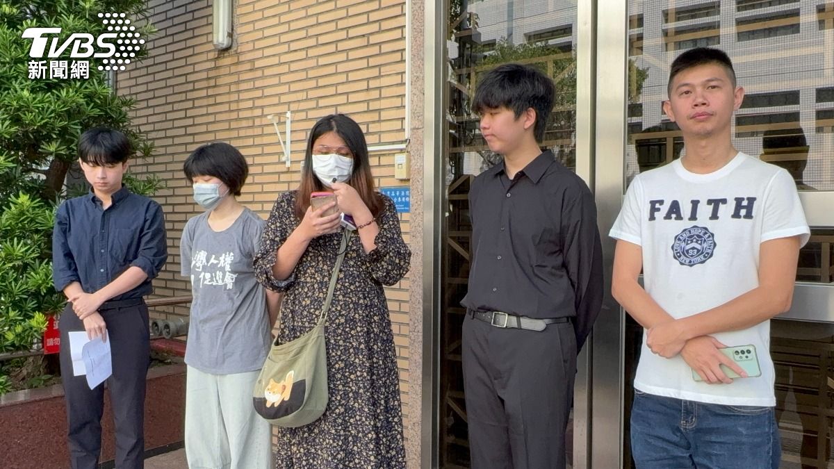當事人劉珮瑄（左三）與公民團體成員。（圖／潘千詩攝）