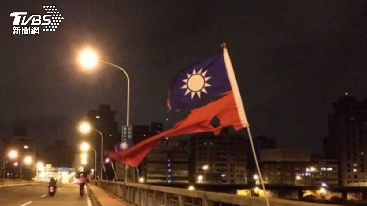 台灣國成員在中正橋將紅色區塊割掉。（圖／TVBS）