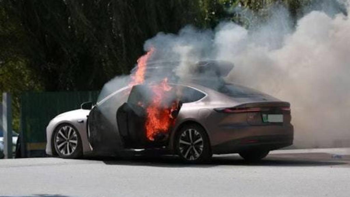 電動車開到一半!突傳巨響「起火燃燒飄濃煙」 一家4口急逃命