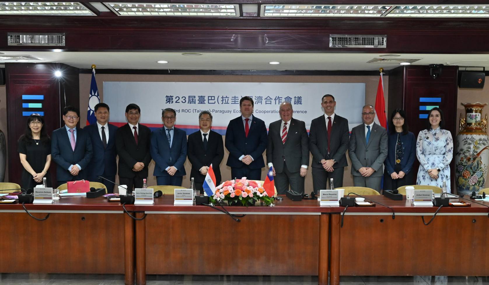 第23屆台灣與巴拉圭經濟合作會議14日舉行，會後雙方簽署台巴再生能源產業發展合作備忘錄。（圖／中央社）