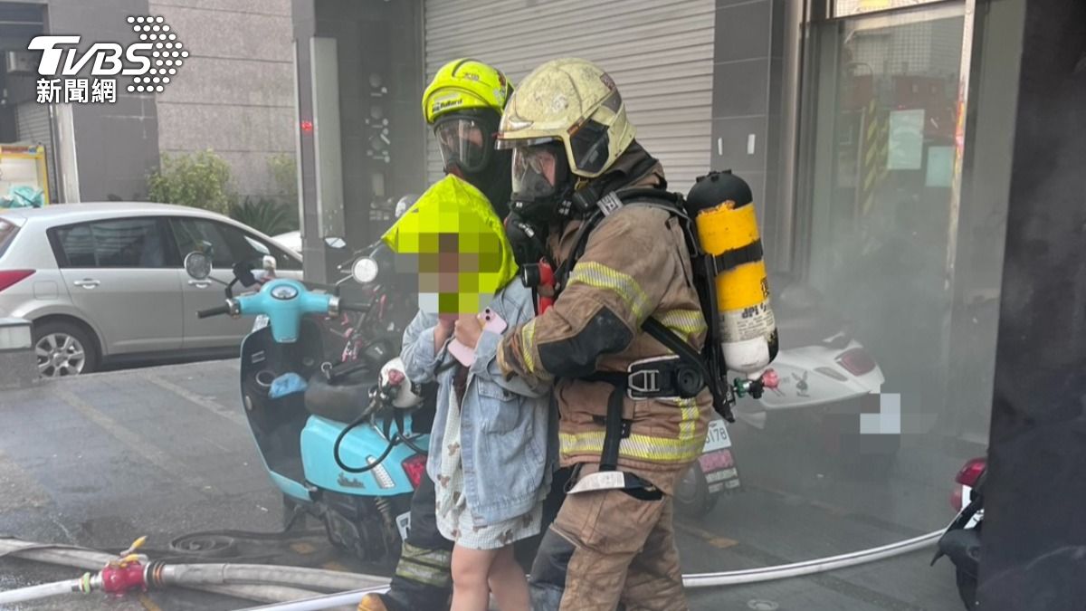 台南透天厝電動機車疑「充電起火」狂竄煙 13人睡夢中驚逃