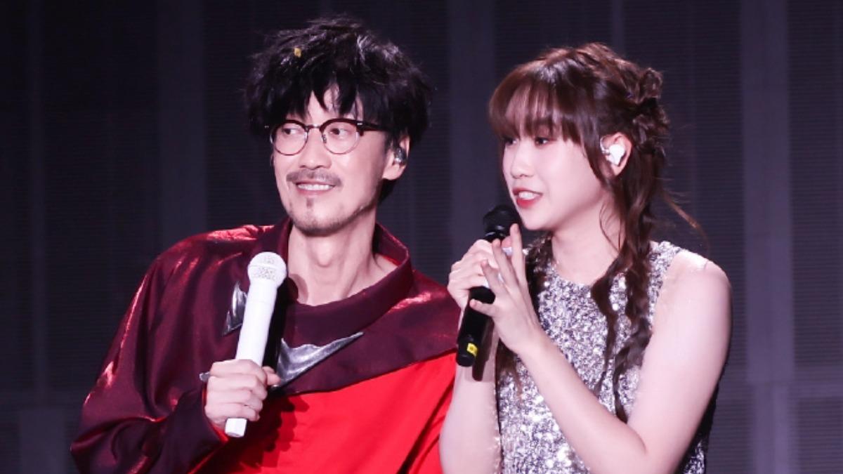 周傳雄笑讚女兒長得像他,直呼是好福氣。(圖/翻攝自微博)