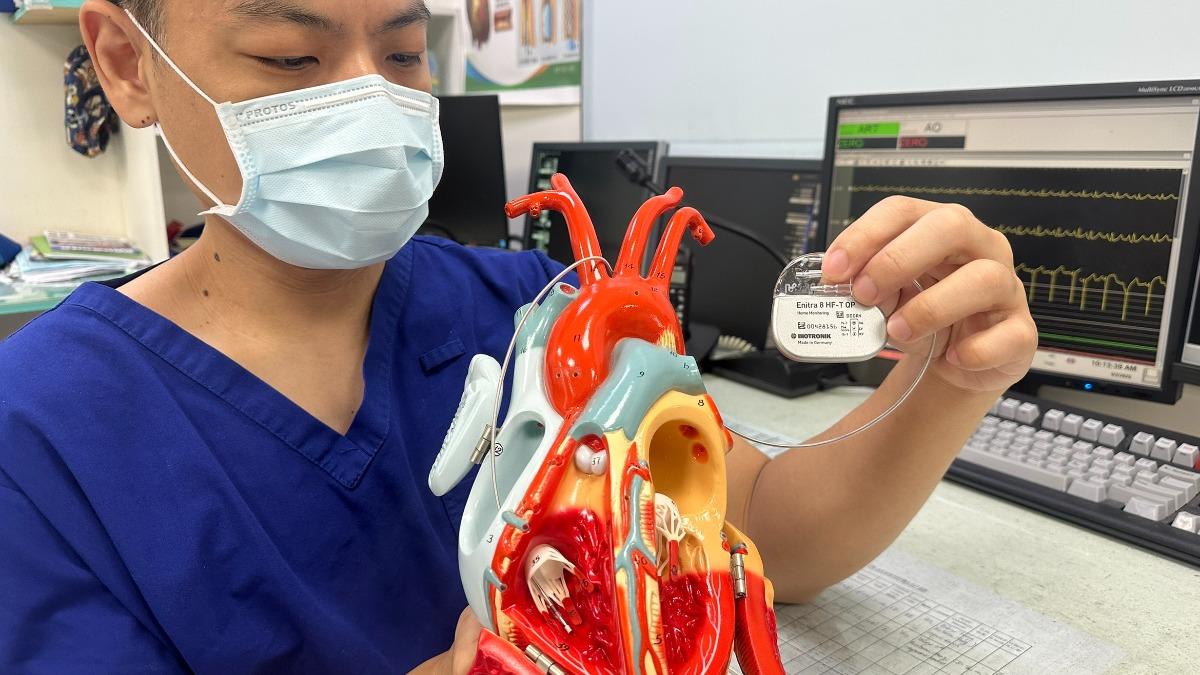 醫療團隊也將阮女從鬼門關前拉回，並植入「體內去顫器（ICD）」。（圖／豐原醫院提供）