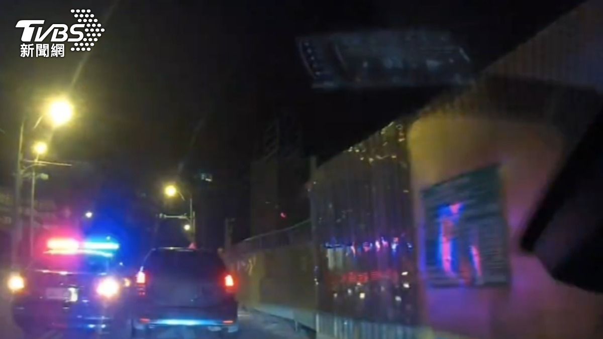 駕駛最終被警方包夾並破窗制伏。(圖/TVBS)