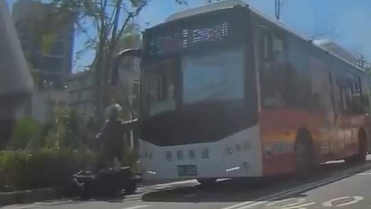 機車騎士疑似躲太陽遭公車追撞,氣的拍打車窗洩憤。(圖/翻攝自WOWtchout)