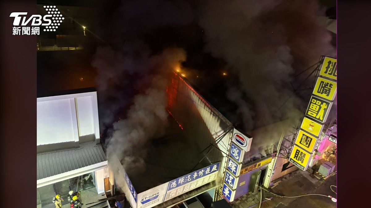 台南汽修廠大火連燒三棟！團購店衰遭波及，業者憂客流失。（圖／TVBS）