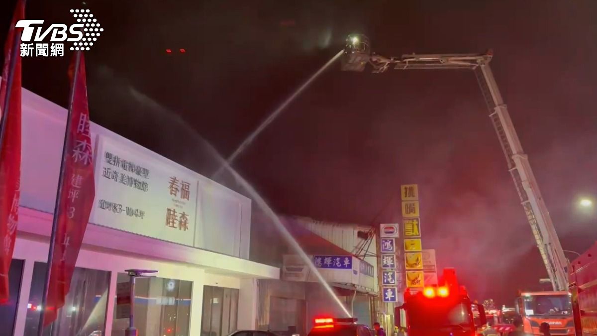 汽修廠發生大火，波及緊鄰的三間鐵皮屋店面，警消出動雲梯車，從四面八方射水搶救。（圖／TVBS）