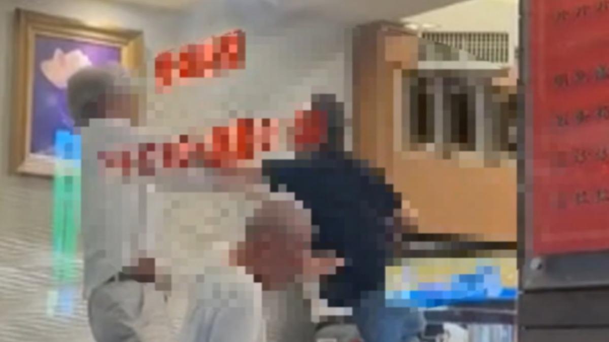 兩名70歲老翁，在熱炒店裡互毆，砸破盤子。（圖／畫面由peterchan851121提供）