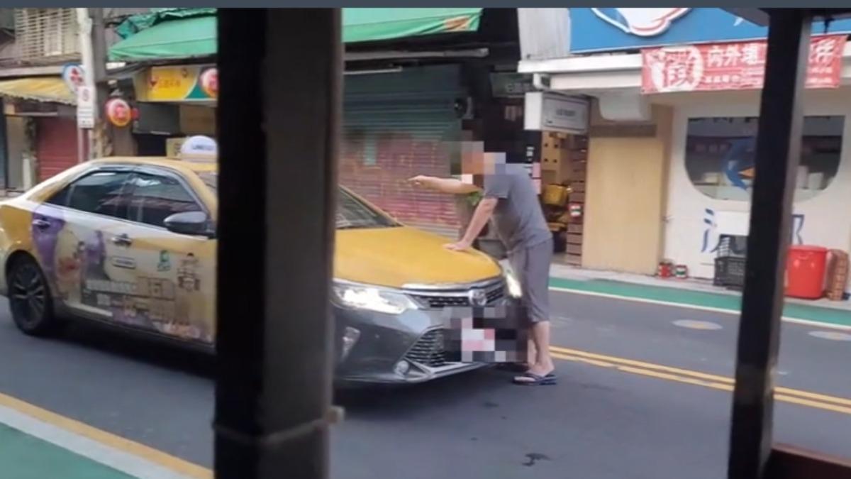 男子以人肉擋車，站在小黃車前，不斷叫罵。（圖／民眾提供）