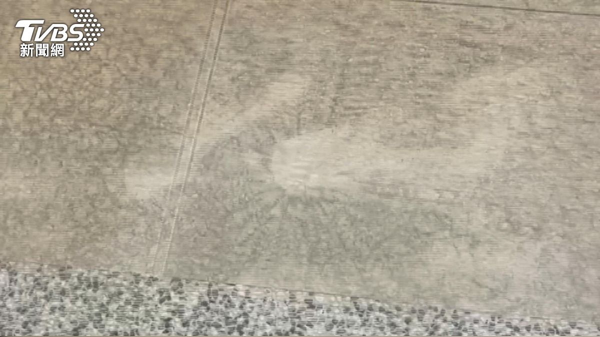 地上還留下了明顯的腳印。(圖/TVBS)