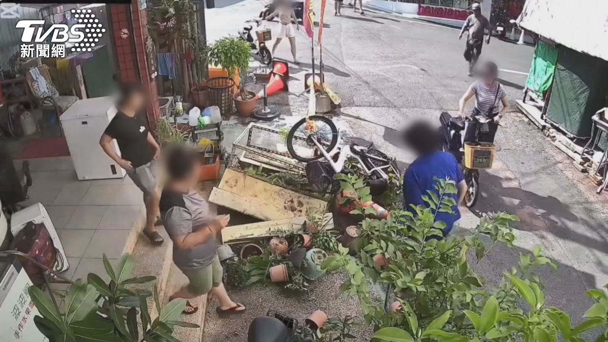 屏東小琉球當地的民族路，是有名的魔王級陡坡，當時騎士下坡後，雖然跟一部機車擦身而過，卻躲不過自撞花架慘摔，還好只有四肢輕微擦傷（圖／民眾提供）