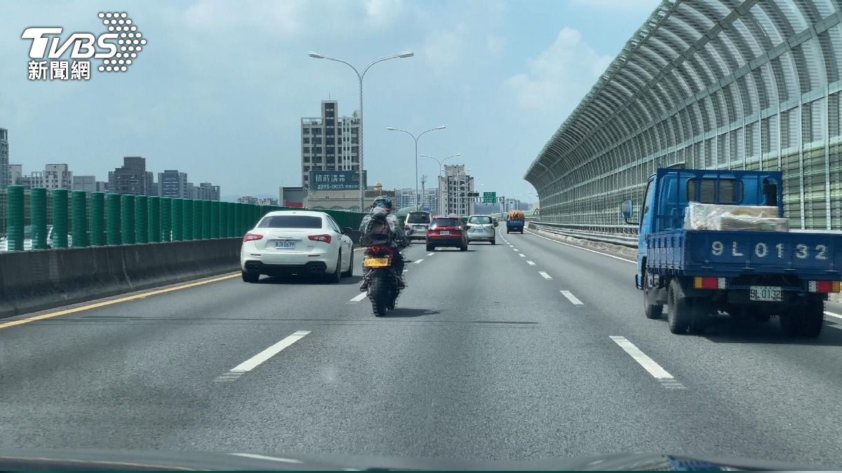 台中快速道路疑「板手」肇禍！4車爆胎受損。(圖／TVBS)