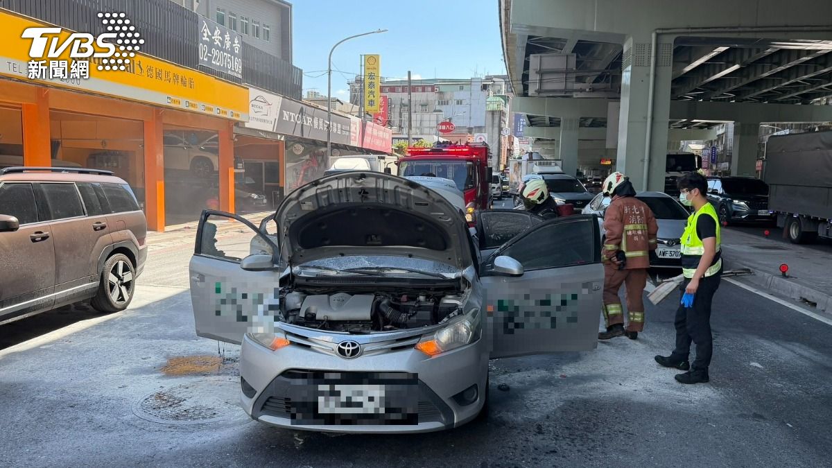只是行車糾紛！中和小轎車遭丟蝴蝶炮釀火燒車　放火騎士慘了