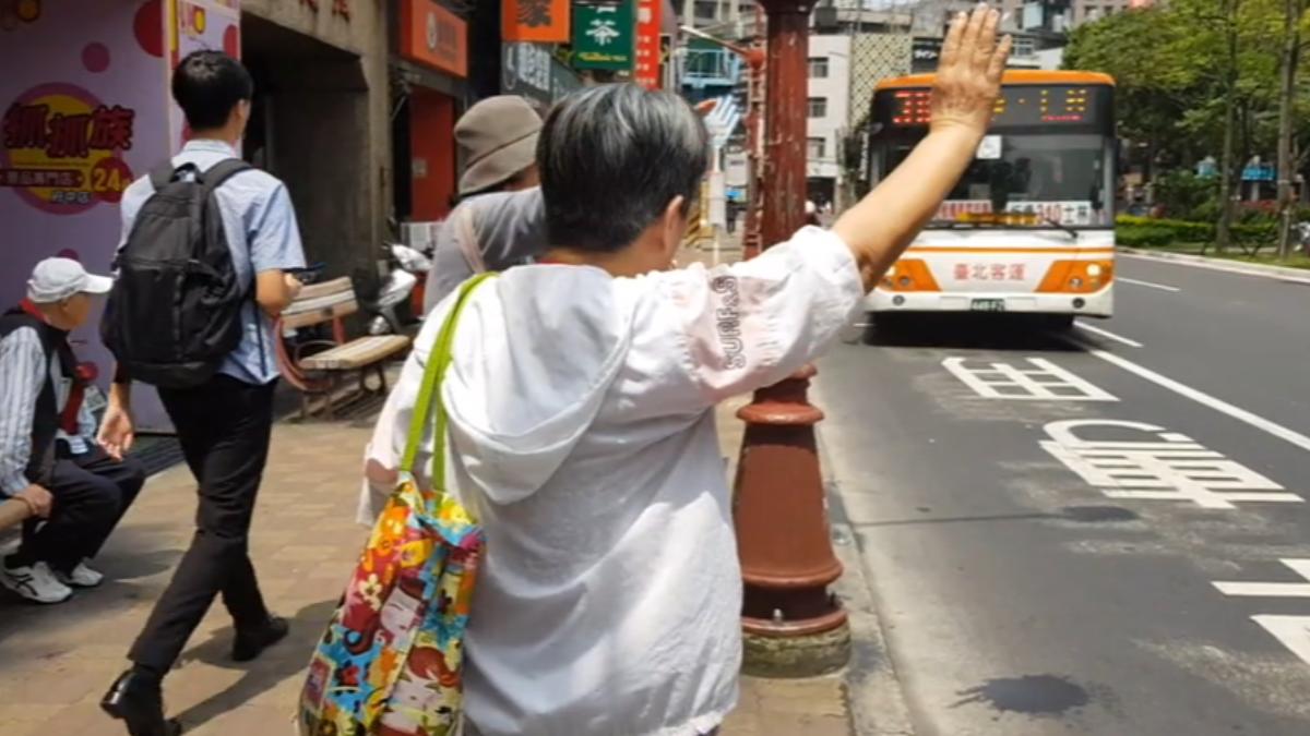 明年70歲以上長者主動繳回駕照享大眾運輸50%回饋。(圖/TVBS)