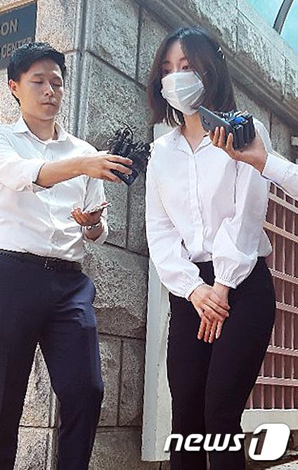 黃荷娜2019年從拘留所獲釋,當時被判緩刑,未料再犯。(圖/news1提供)