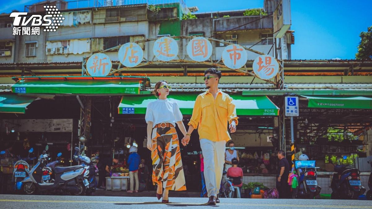 范宸菲宣布結婚喜訊，與老公特地到新店建國市場拍照。（圖／范宸菲（左）宣布結婚喜訊，與老公特地到新店建國市場拍照。（圖／翻攝自范宸菲臉書）