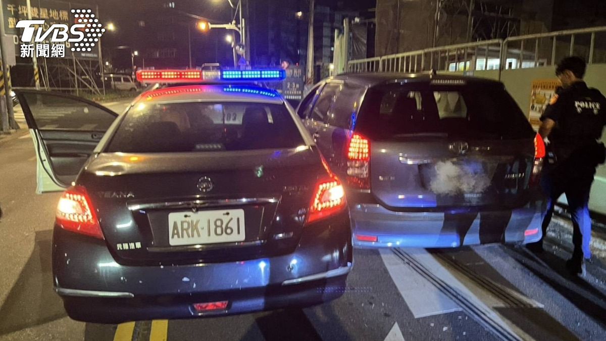 男子闖燈拒檢，逆向逃竄衝撞警車，警連開5槍。（圖／TVBS）