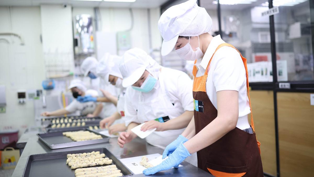 陳怡蓉唐寶寶們一同烘焙手工餅乾。(圖/聖緹雅提供)